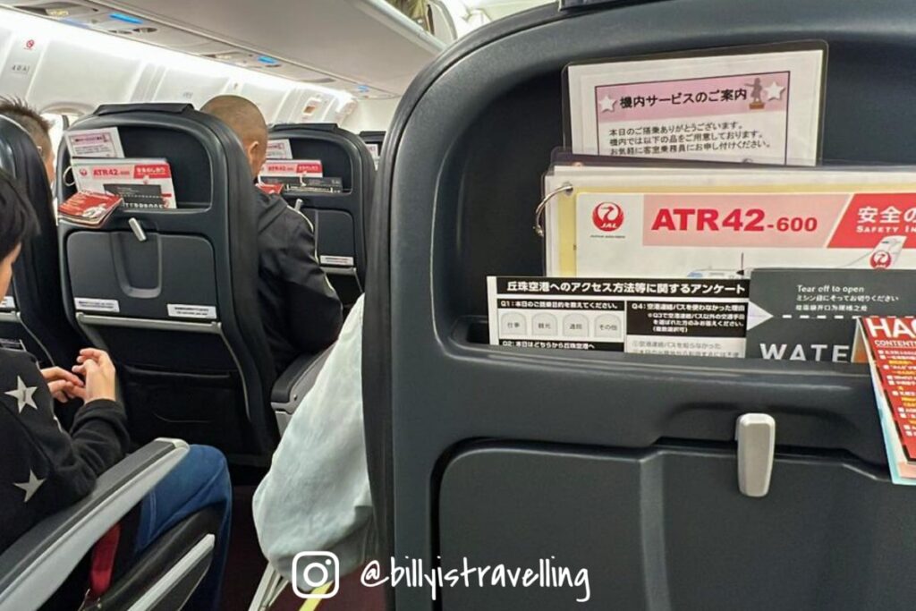 日本航空旗下Hokkaido Air System (HAC)的ATR42小型飛機為全機經濟客艙，採取2-2座位編排