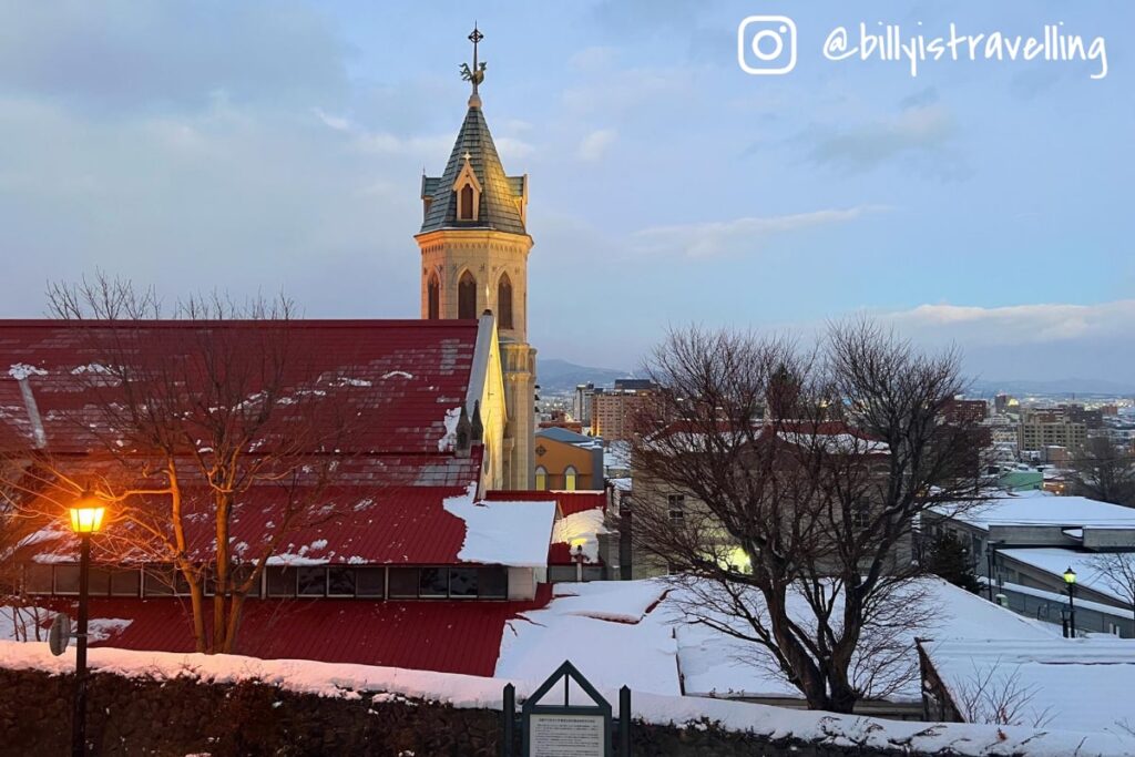 函館元町教會群的冬季街景,洋式建築與積雪相互映照。