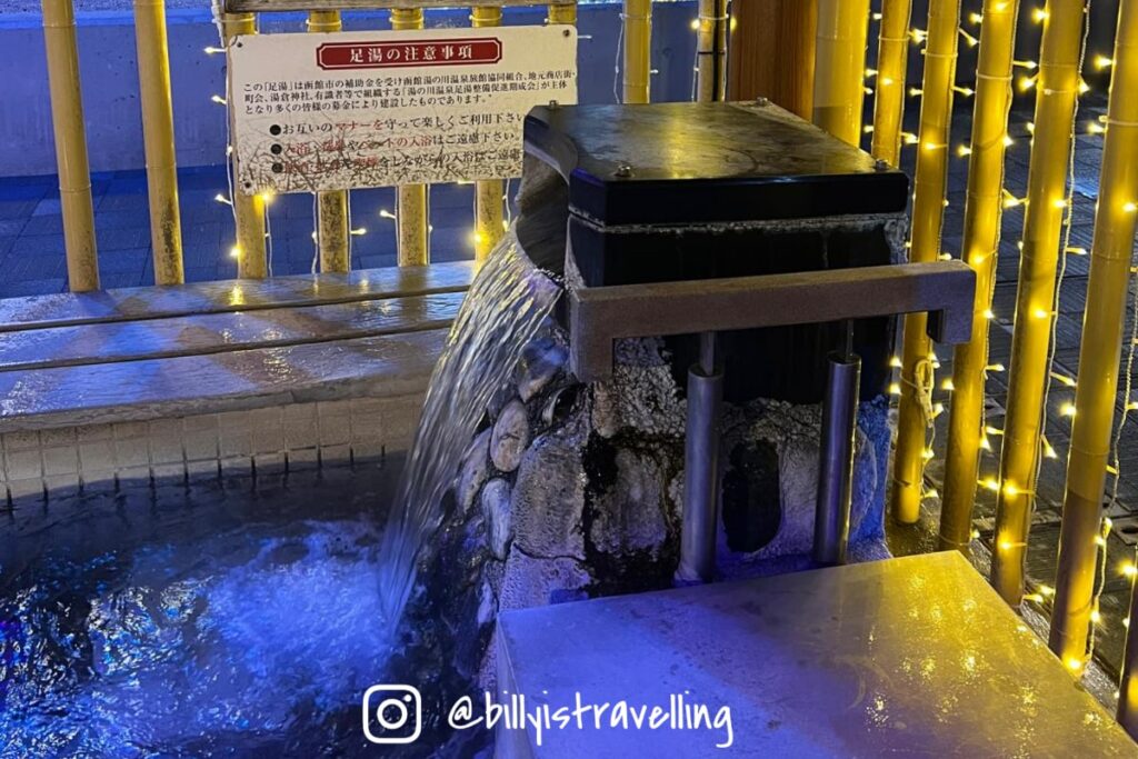 湯之川海邊足湯的木製足湯區,可眺望海面的冬季景色。