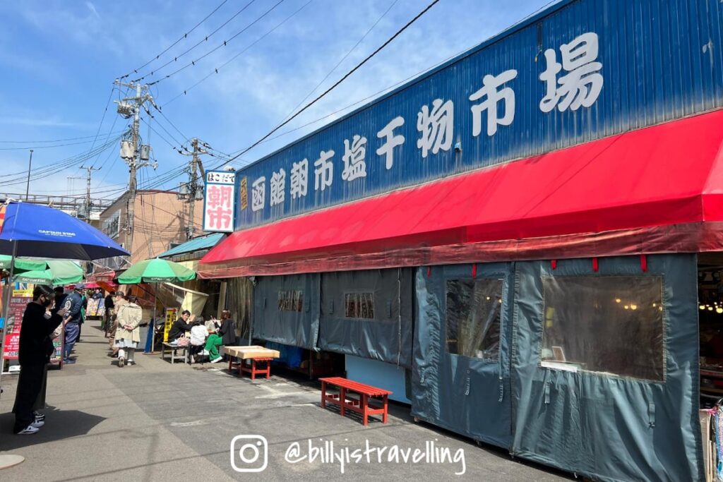 清晨的函館朝市街景,旅客在市場中挑選早餐海鮮丼。