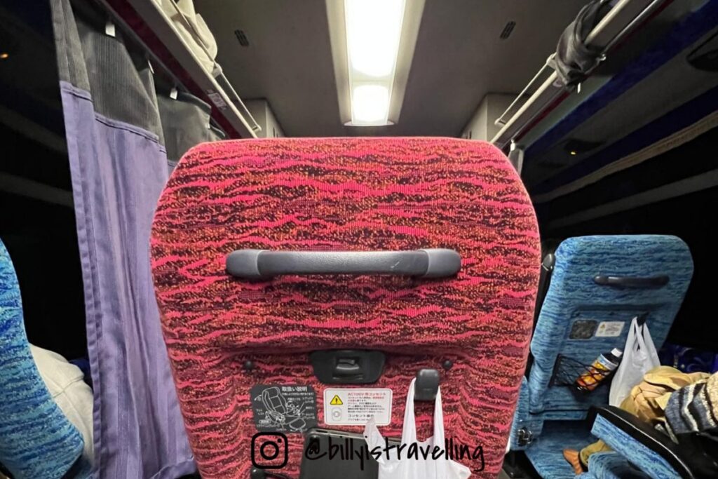 札幌往返函館的巴士車箱內部,採取1-1-1座位設計