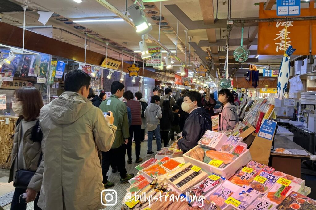 函館朝市的海鮮攤位,擺放新鮮蟹腳與海膽。