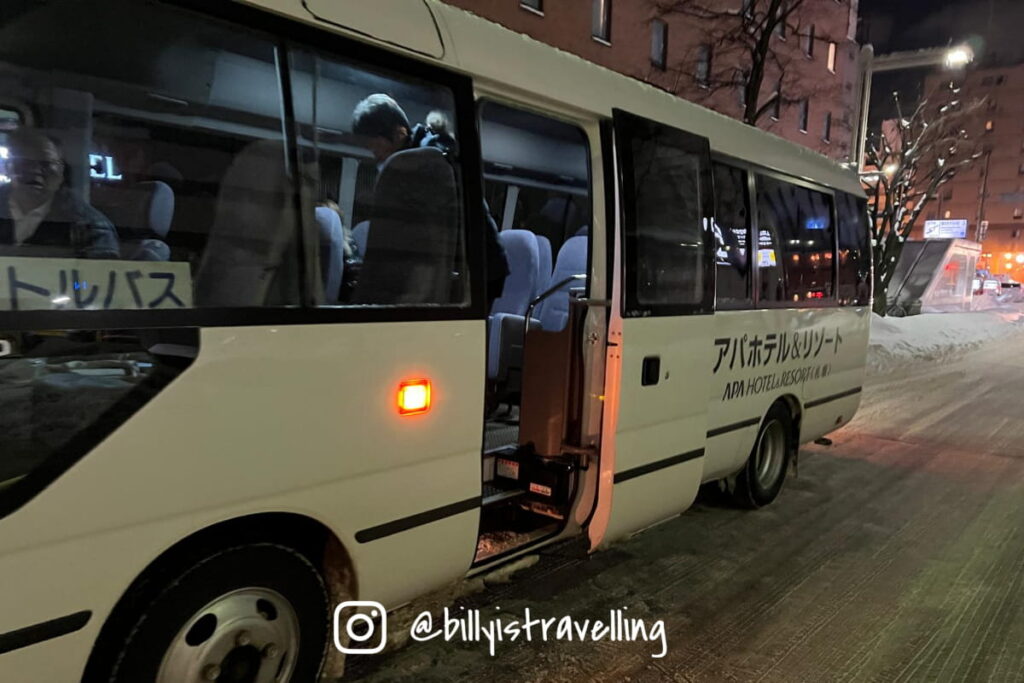免費接駁巴士來往APA Hotel & Resort Sapporo(APA度假飯店 – 札幌)及札幌すすきの駅前アパホテル(APA酒店札幌薄野站前),即札幌地下鐵東豐線「豐水薄野站」3號出口