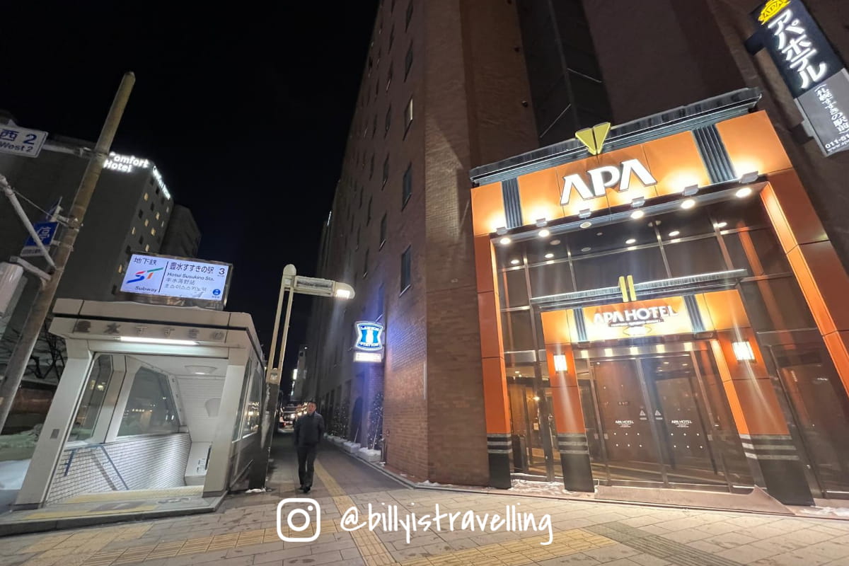 位於即札幌地下鐵東豐線「豐水薄野站」3號出口旁的札幌すすきの駅前アパホテル(APA酒店札幌薄野站前)