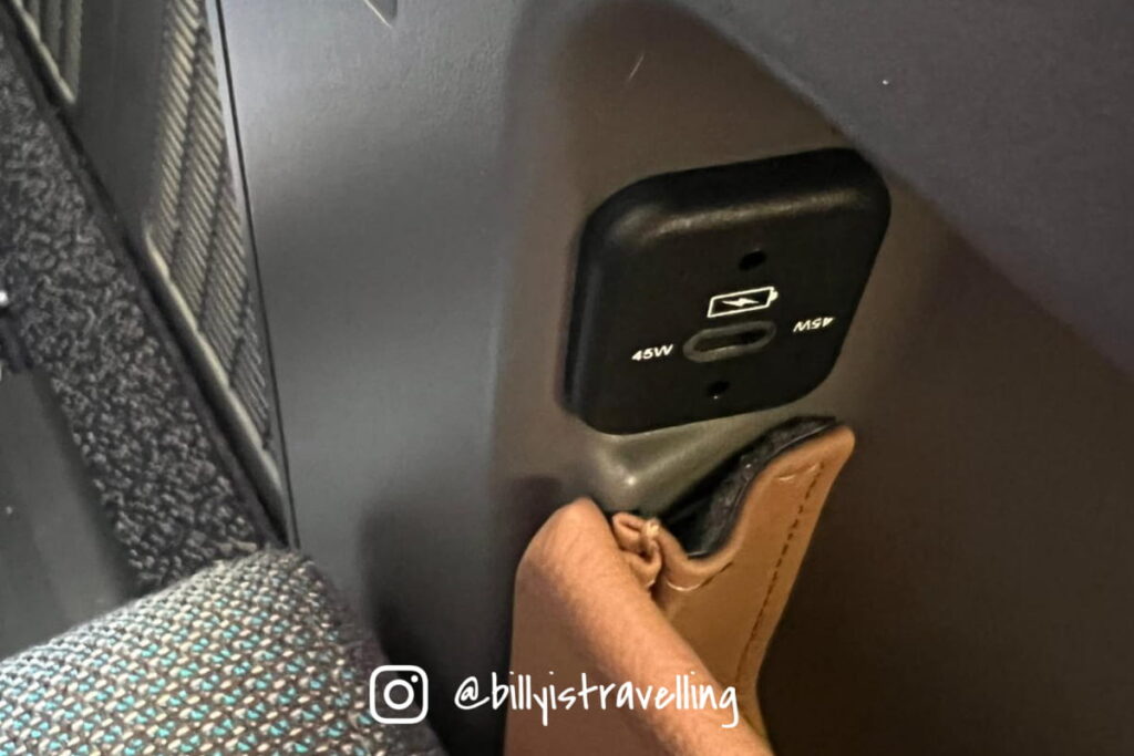 國泰航空 777-300 ER 特選經濟艙PEY 座位USB充電插口