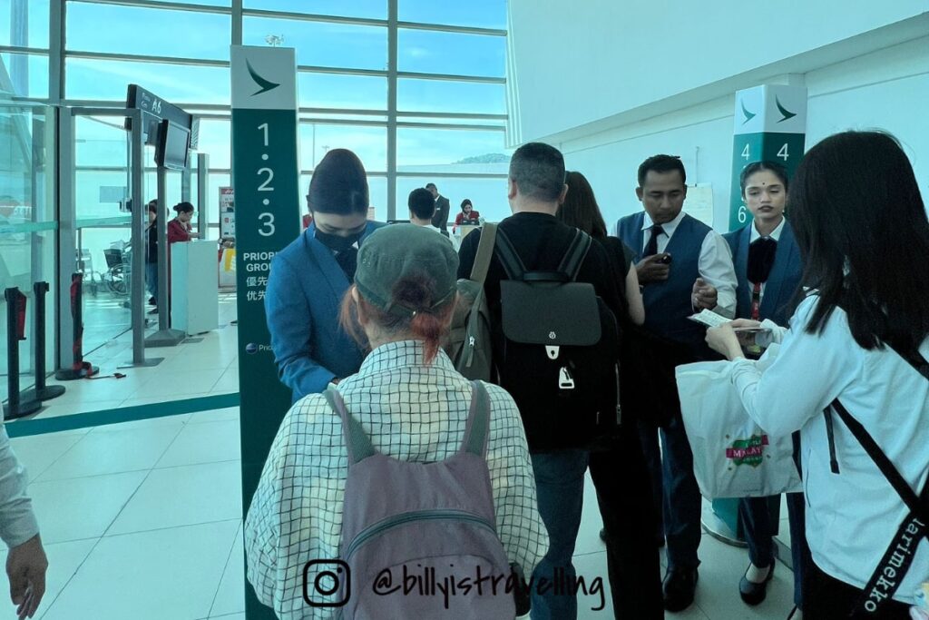 閘口前有地勤人員協助旅客按group boarding順序登機