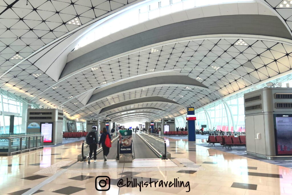 香港航空的航班主要停泊於香港國際機場中場客運廊（閘口 201–230）