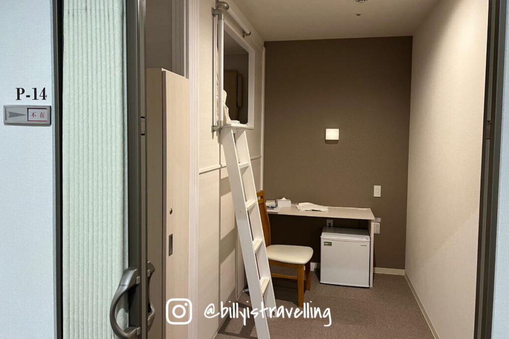 千歲特雷斯大酒店 Capsule Room 膠囊房床位房子設有冰箱、書桌及椅子