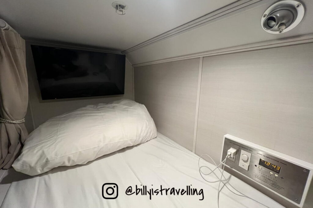 千歲特雷斯大酒店 Capsule Room 膠囊房床位內部實拍,設有個人電視