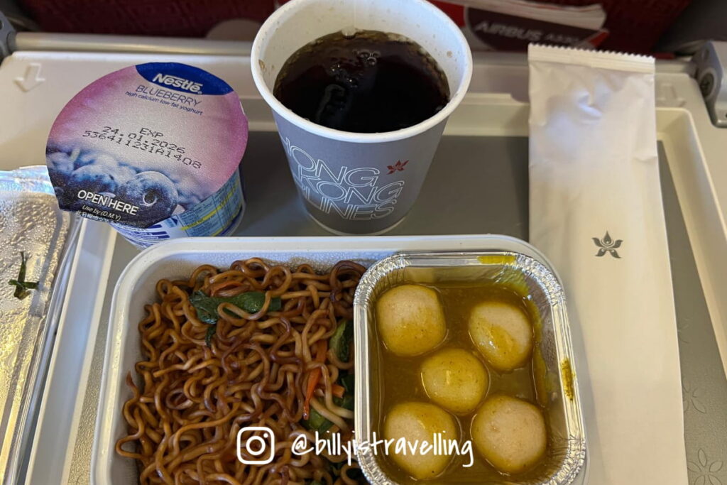 香港航空 HX692 經濟艙 早餐飛機餐 咖哩魚蛋配公仔麵