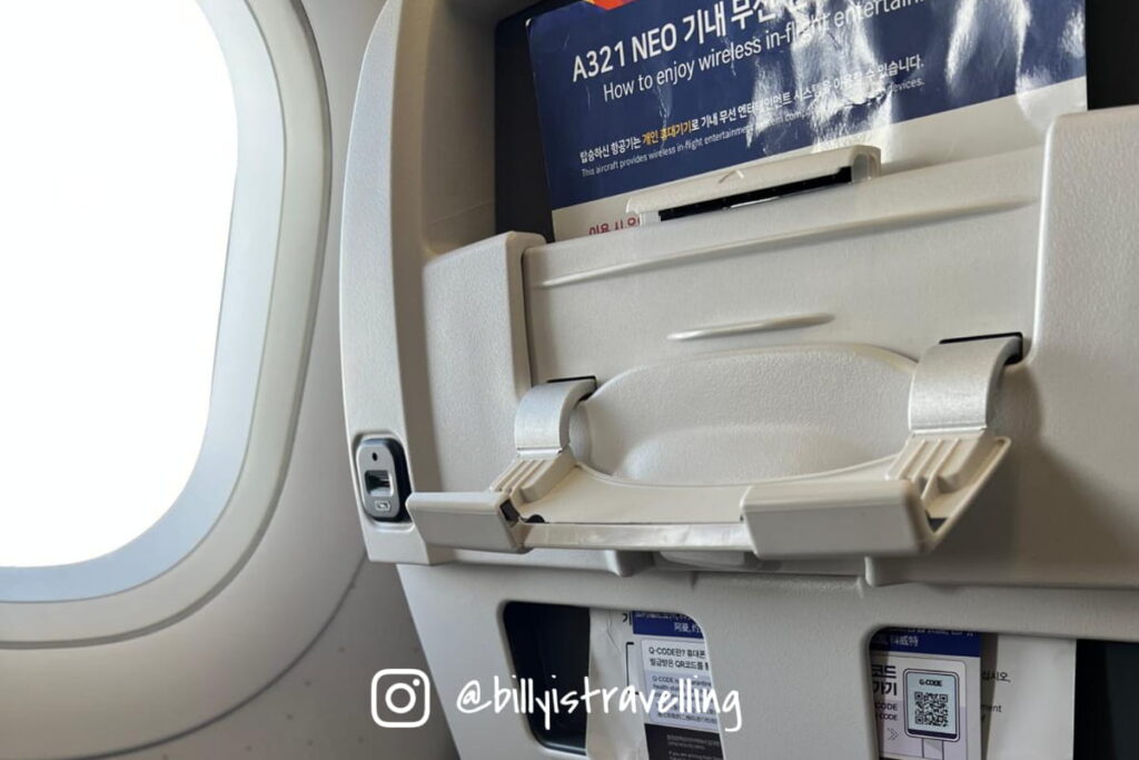 韓亞航空A321neo 經濟艙座位前方有USB充電及手機架