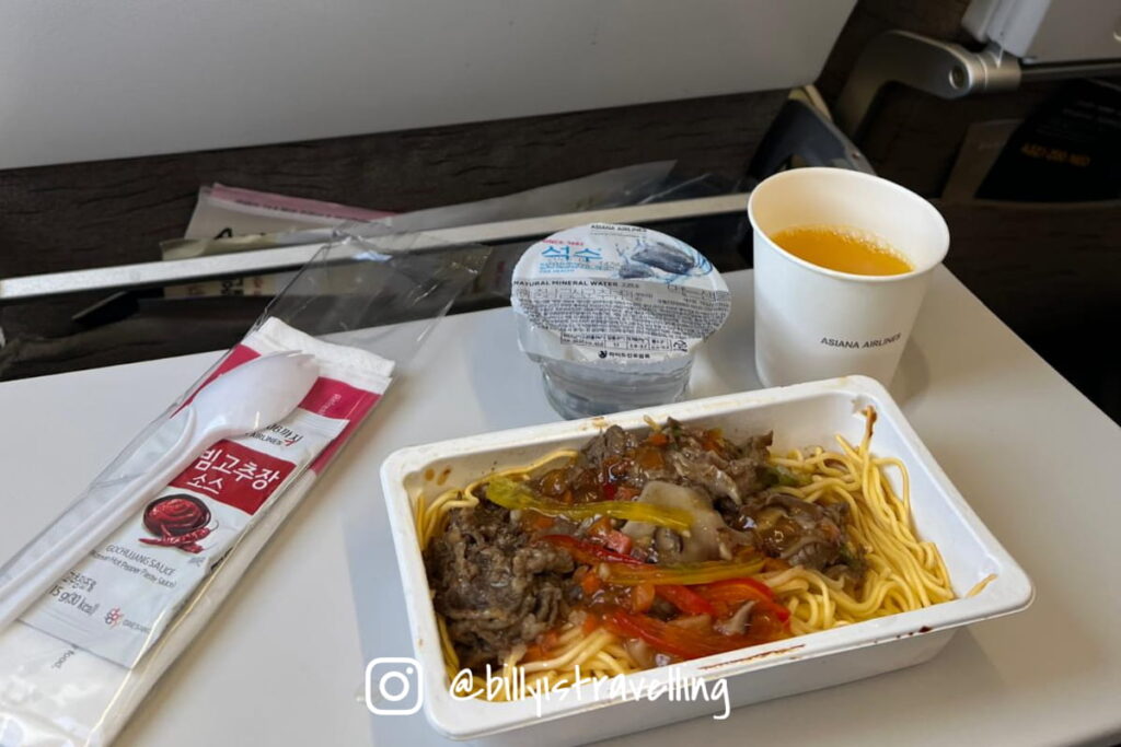 韓亞航空 OZ118 仁川至大阪 有飛機餐韓式炒麵