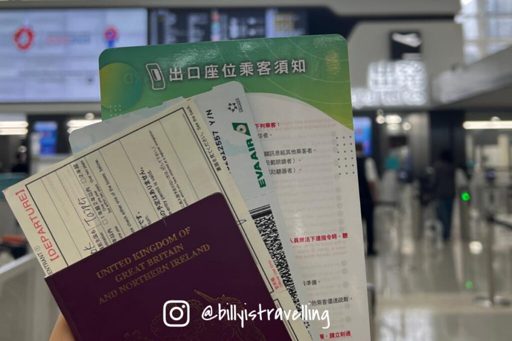 地勤人員為緊急出口座位的乘客派發通知