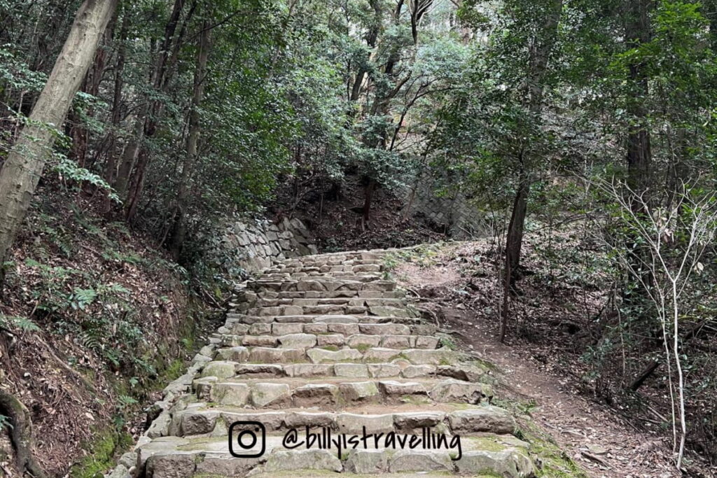 登上松山城的步道
