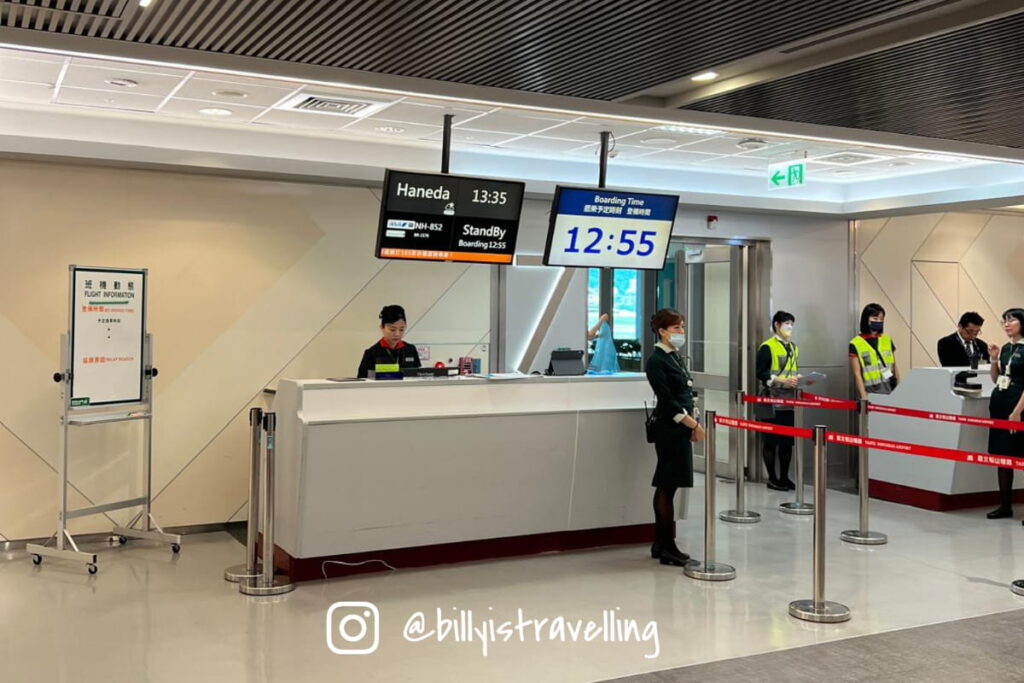 ANA NH852 停泊於台北松山機場登機閘口