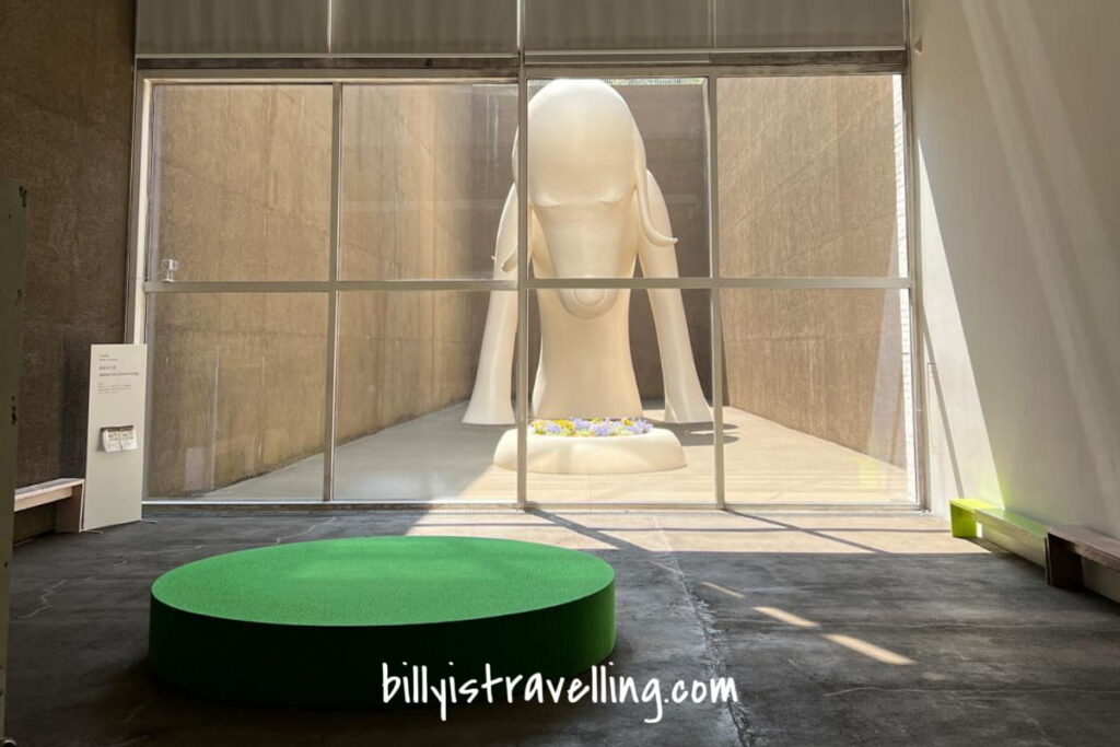 青森美術館 青森犬 奈良美智