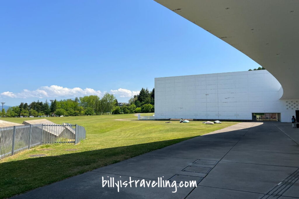 青森県立美術館 白色極簡建築外觀