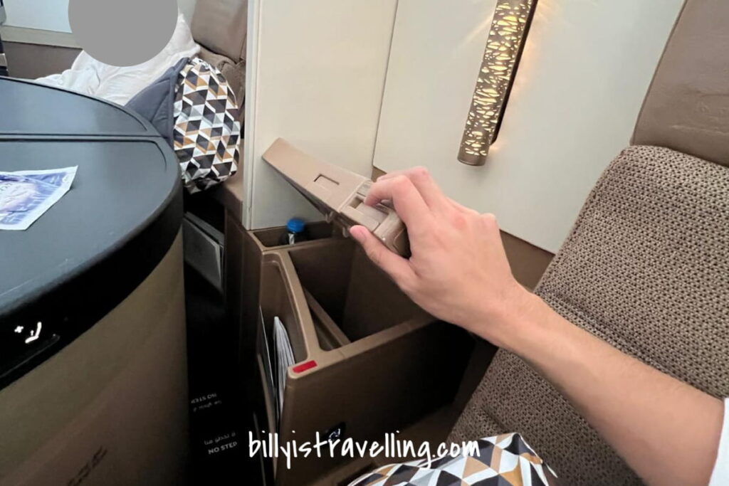 etihad b787-10 business storage