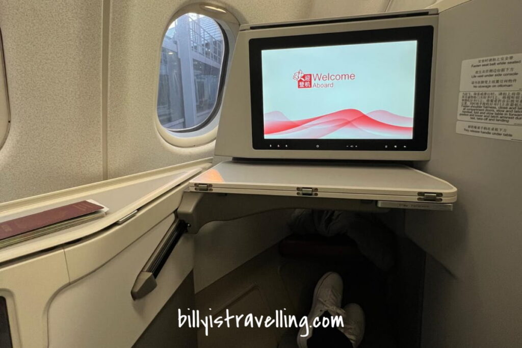 Hong Kong Airlines business class seat legroom