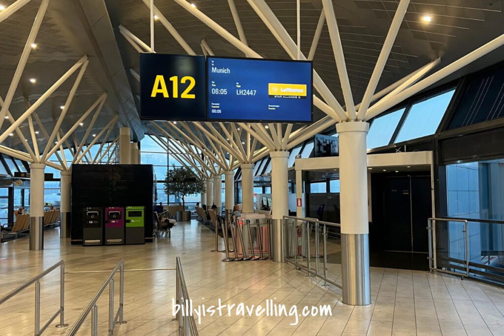 lufthansa lh2447 boarding gate