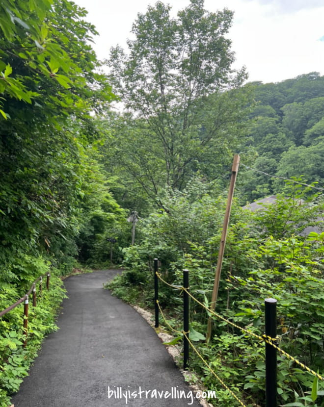 黑湯溫泉被山包圍