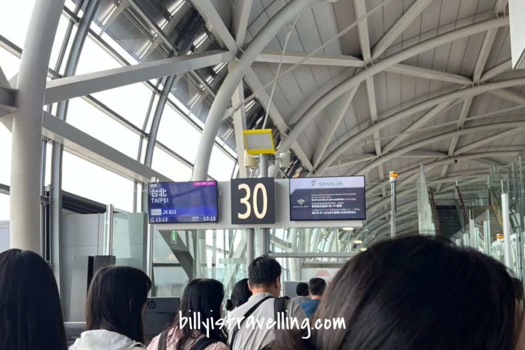 boarding by zone at kix for starlux airlines jx821