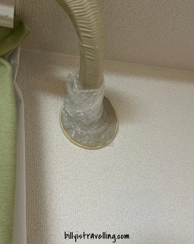 用bubble紙封住空隙阻止冷風吹入屋