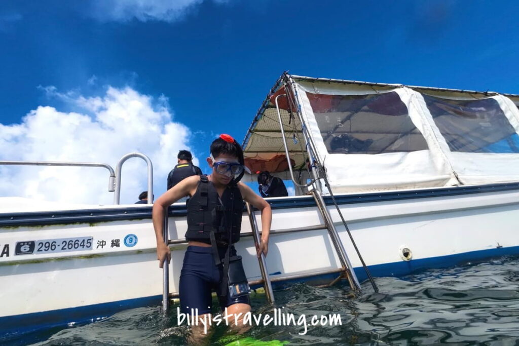 按教練指示下海浮潛