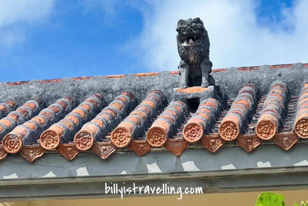 竹富島 紅瓦屋頂和石獅