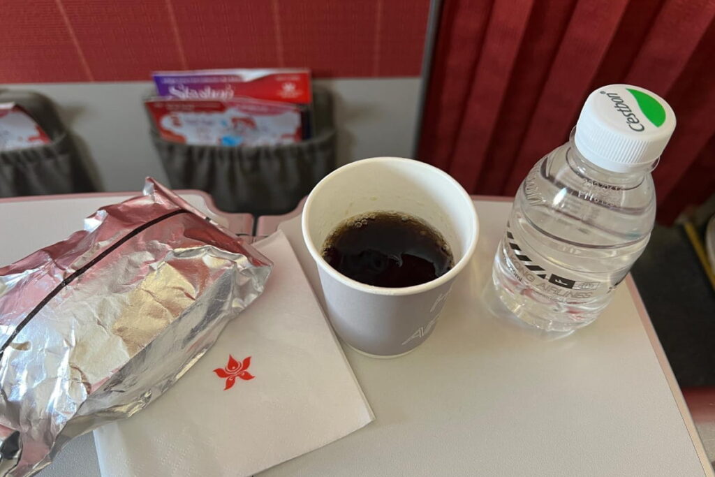 hkairlines hx679 oka to hkg inflight meal red bean bun