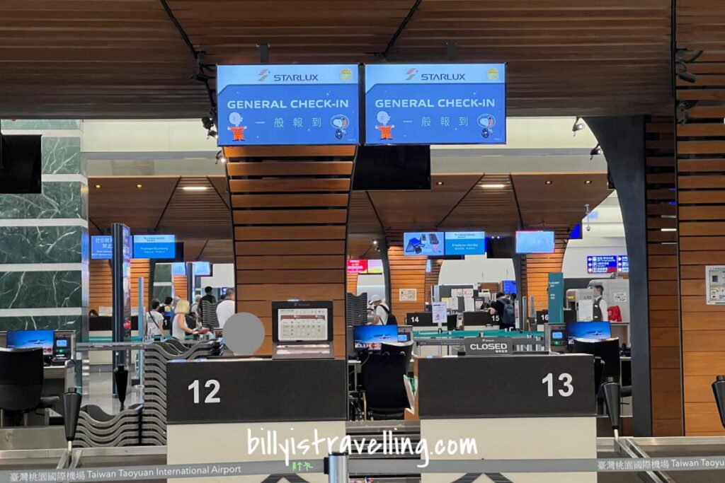 starlux economy class check in counter at tpe t1