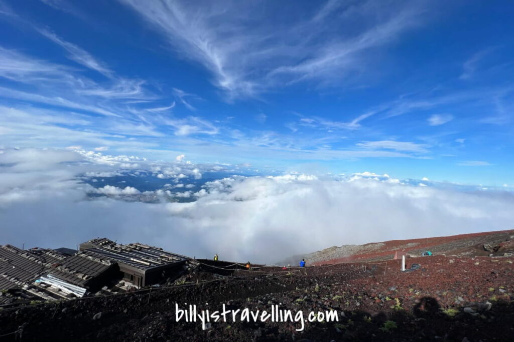 富士登山穿過雲層