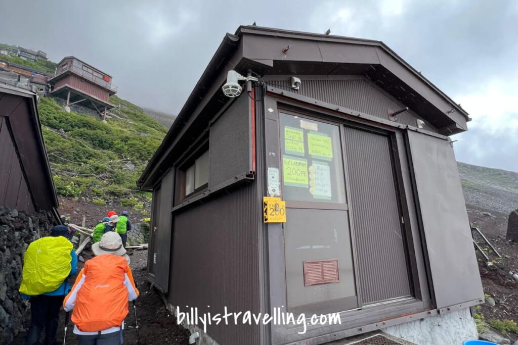 mt fuji hiking route toilet