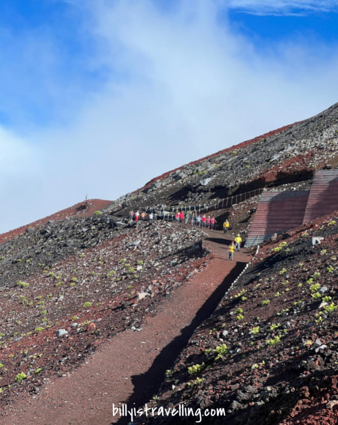 富士登山 火山岩石路