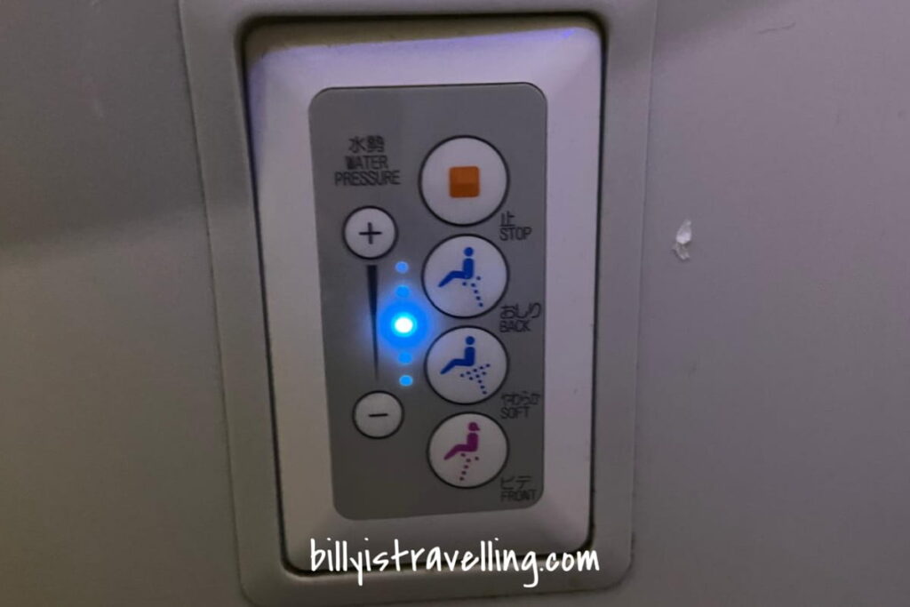 ana nh217 b787-9 economy class lavatory