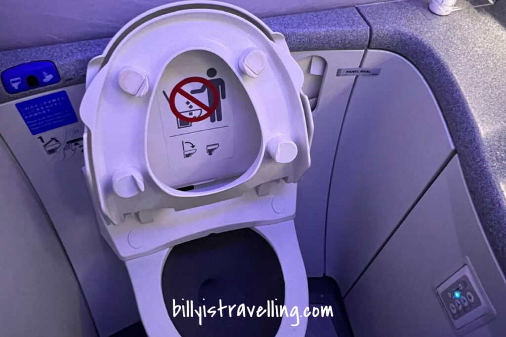 ana nh217 b787-9 economy class lavatory